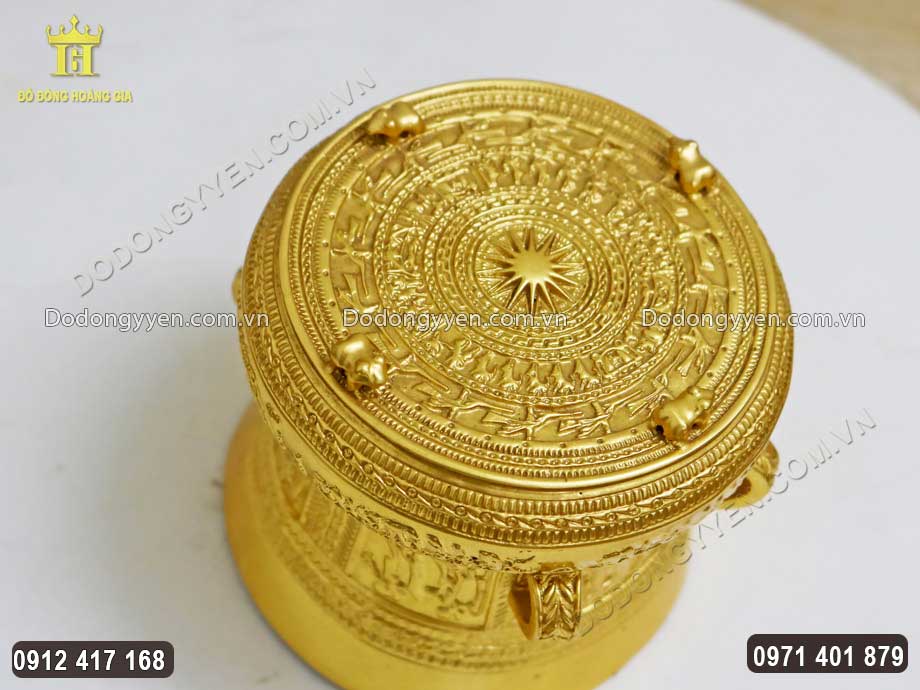 ng&ocirc;i sao nhiều c&aacute;nh ở trung t&acirc;m mặt trống l&agrave; biểu tượng của mặt trời, của dương kh&iacute;